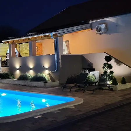 Nyaraló House Strenja